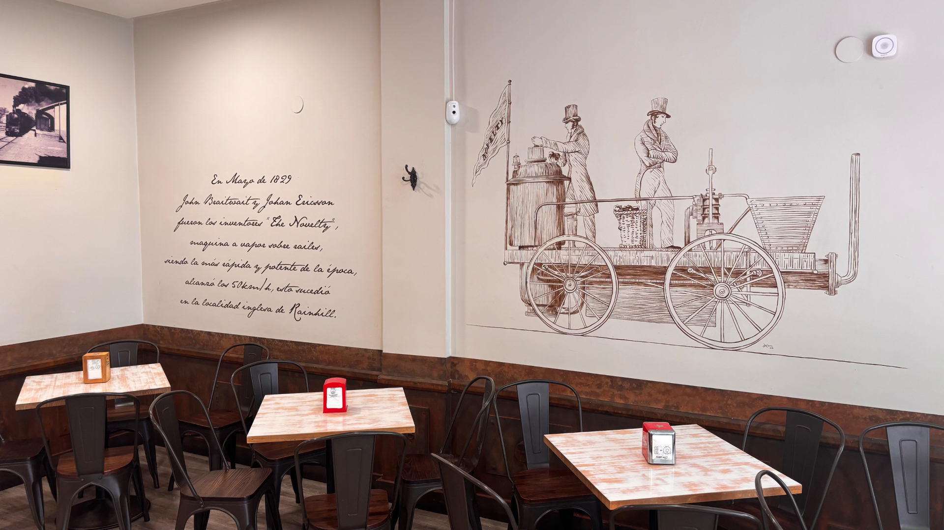 Mural de la locomotora Novelty en el comedor del bar
