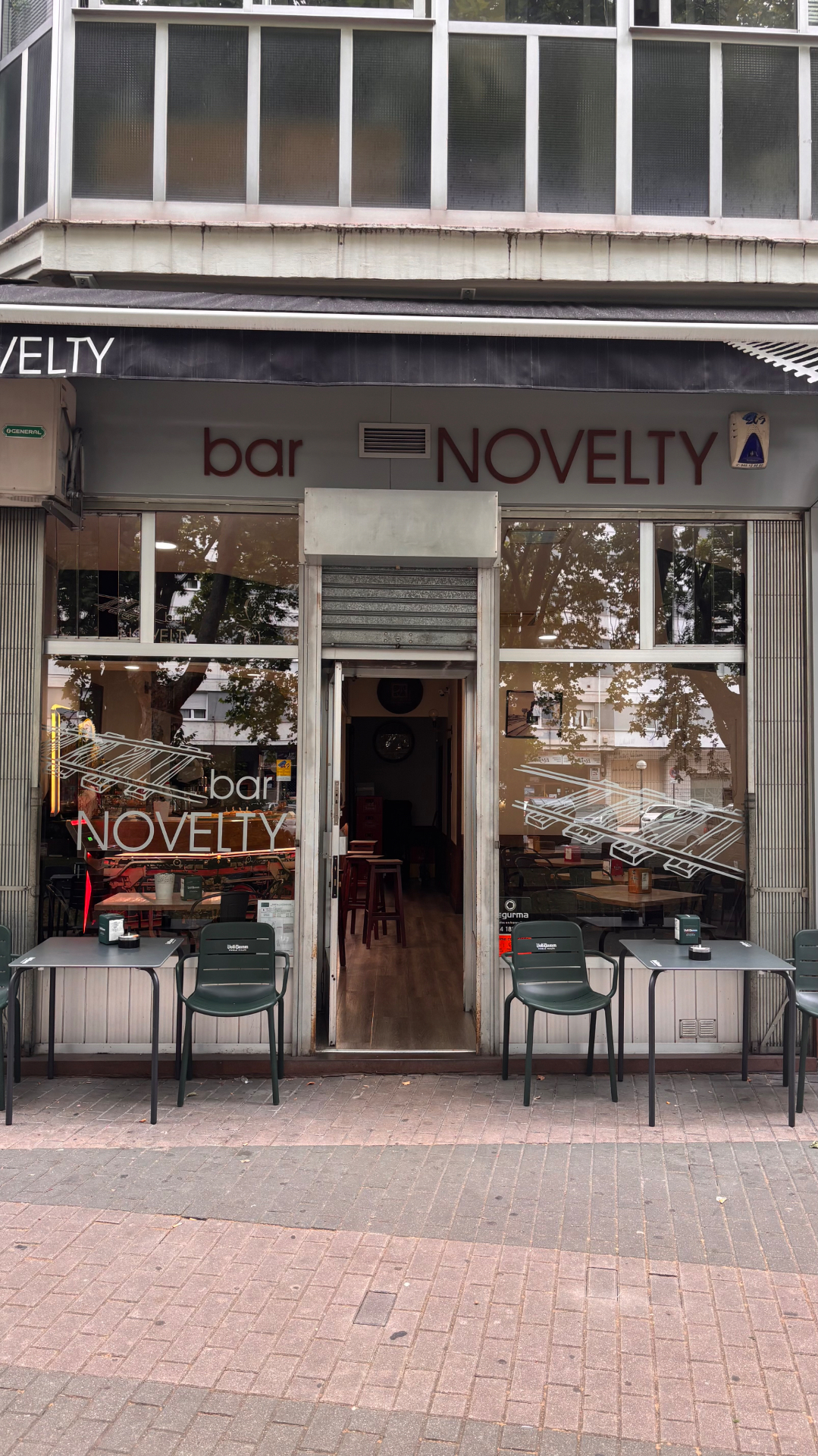 Fachada del Bar Novelty en la calle Panamá